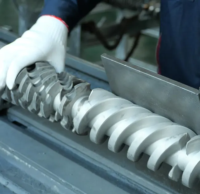 압출기에서 검은색 선이 반복적으로 나타나는 이유는 무엇입니까? 이 기사에서는 배럴이나 나사의 문제로 인해 문제가 발생했는지 신속하게 확인하는 방법을 설명합니다.